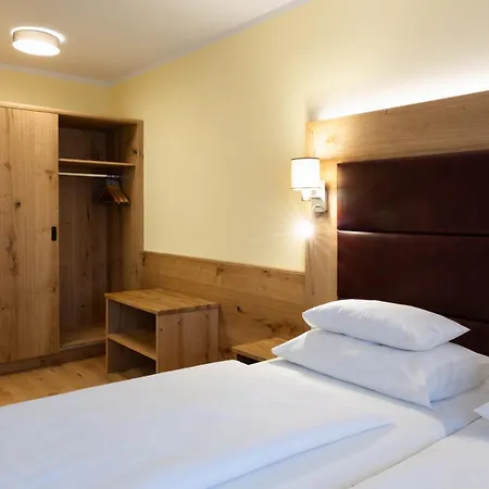 Отель Kaernten 4*