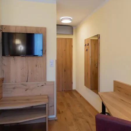 فندق Kaernten 4*