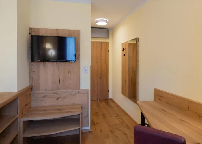 Отель Kaernten 4*